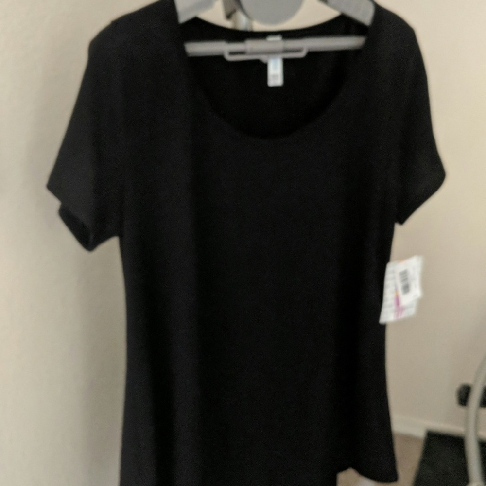 Nior collection Lularoe black classic t in medium